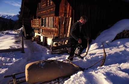 Suisse, région de Bern (Oberland Bernois), Saanenland, Gstaad, ferme traditionnelle en bois et luge de transport