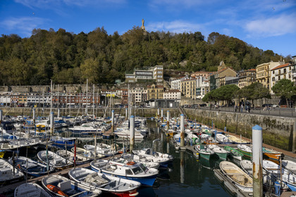 Espagne, province du Guipuscoa (Gipuzkoa), Saint-Sébastien (Donostia), le Vieux Port au pied du Mont Urgull et du chateau de La Mota