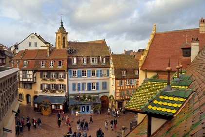 France, Haut-Rhin (68), Colmar, maisons à pignons et maisons à pans de bois dans la Grand Rue avec des décorations de Noël, à droite l'Ancienne Douane (Koifhus) et la collégiale Saint-Martin en arrière plan