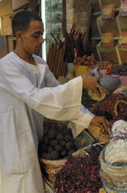 Egypt, Haute Egypte, Nubie, vallée du Nil, Aswan, the souk, spice stall
