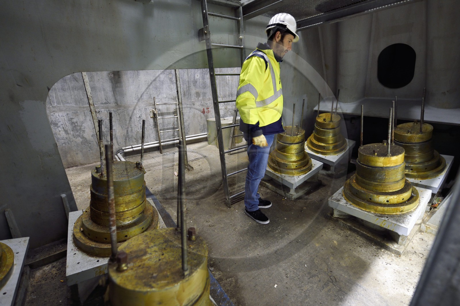 France, entre Calvados (14) et Seine-Maritime (76), le Pont de Normandie enjambe la Seine, encrage dans le pylone de haubans qui soutiennent le pont, Julien Bérard des services techniques de la CCI Seine Estuaire