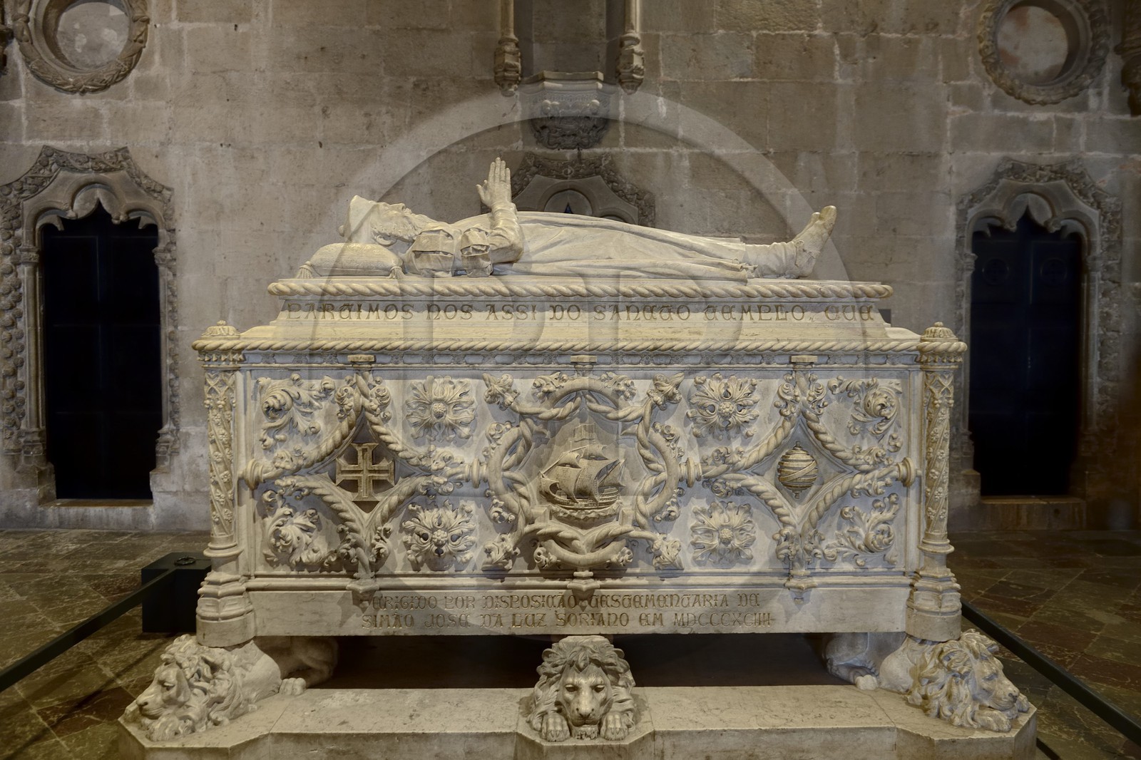 Portugal, Lisbonne, Bélem, Monastere des Hiéronymites (Mosteiro dos Jerónimos), classé Patrimoine Mondial de l'UNESCO, église Santa Maria, tombeau de Vasco de Gama sculpté de cordages, de sphères armillaires et autres emblèmes marins, il est de style manuélin