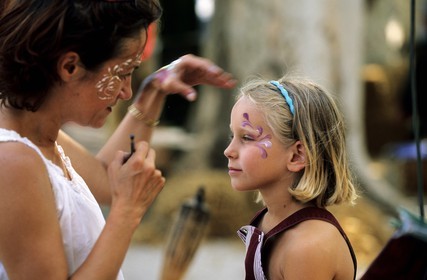 France, Gers (32), Sarrant, labellisé Les Plus Beaux Villages de France, maquillage festif lors du festival médiéval