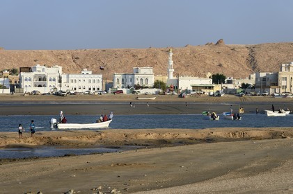 Sultanate of Oman, Ash Sharqiyah South Governorate, city and harbour of Sur, the old fishing quarter of Al Ayjah, fishermen returning to port on their boat