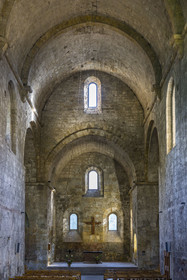 France, Hautes Alpes (05), Crots, abbaye Notre-Dame de Boscodon du XIIe siècle, la nef et le choeur de l'église abbatiale