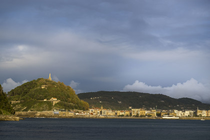 Espagne, province du Guipuscoa (Gipuzkoa), Saint-Sébastien (Donostia),  la plage de la Concha au pied du Mont Urgull et du chateau de La Mota