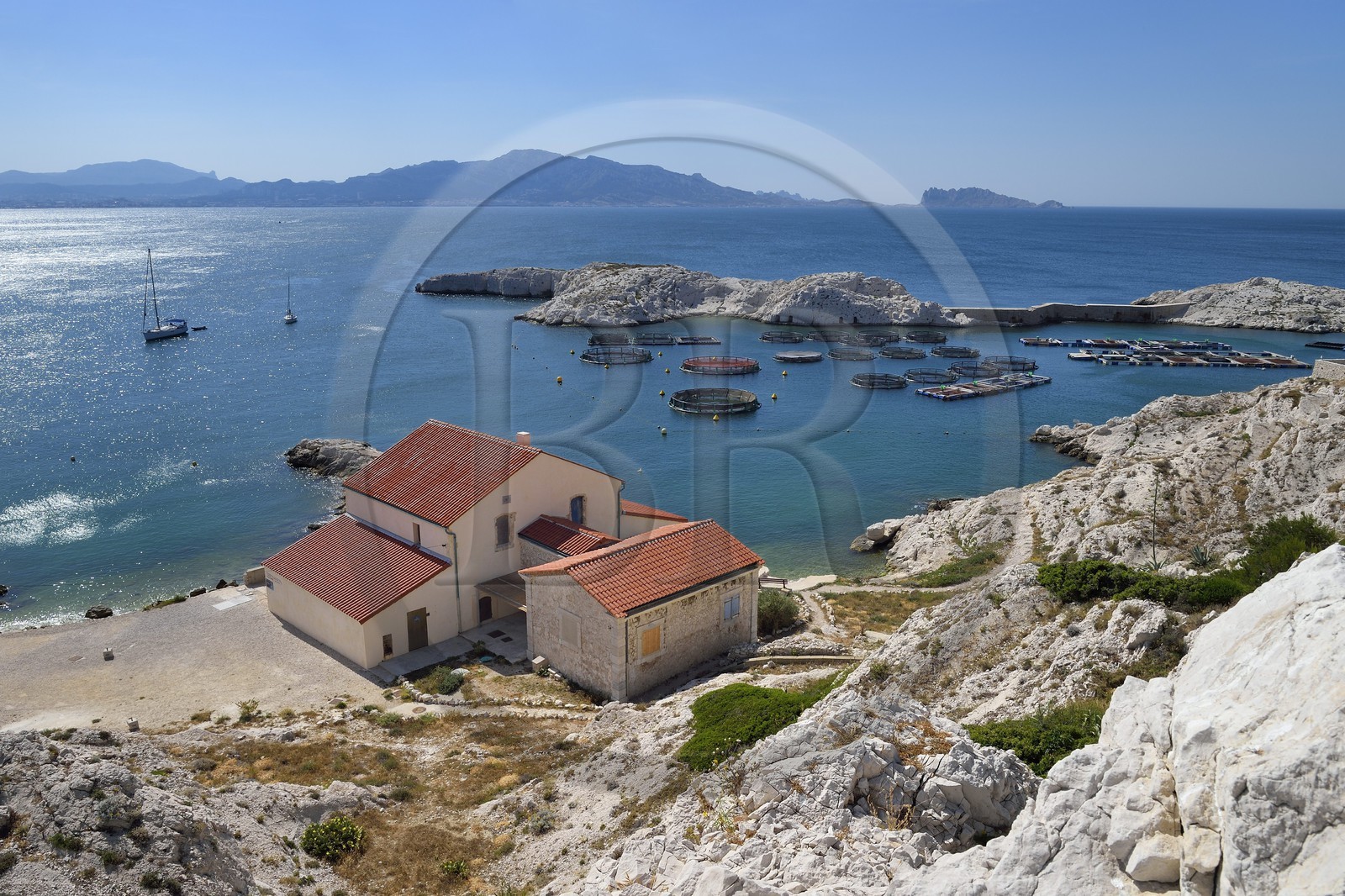 France, Bouches-du-Rhône (13), Marseille, Parc National des Calanques, Archipel des Iles du Frioul, port naturel de l'Ile de Pomègues longtemps affecté à la mise en quarantaine des navires et aujourd'hui ferme aquacole