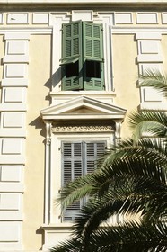 France, Corse-du-Sud (2A), Ajaccio, volets à persiennes d'un immeuble de la place Foch