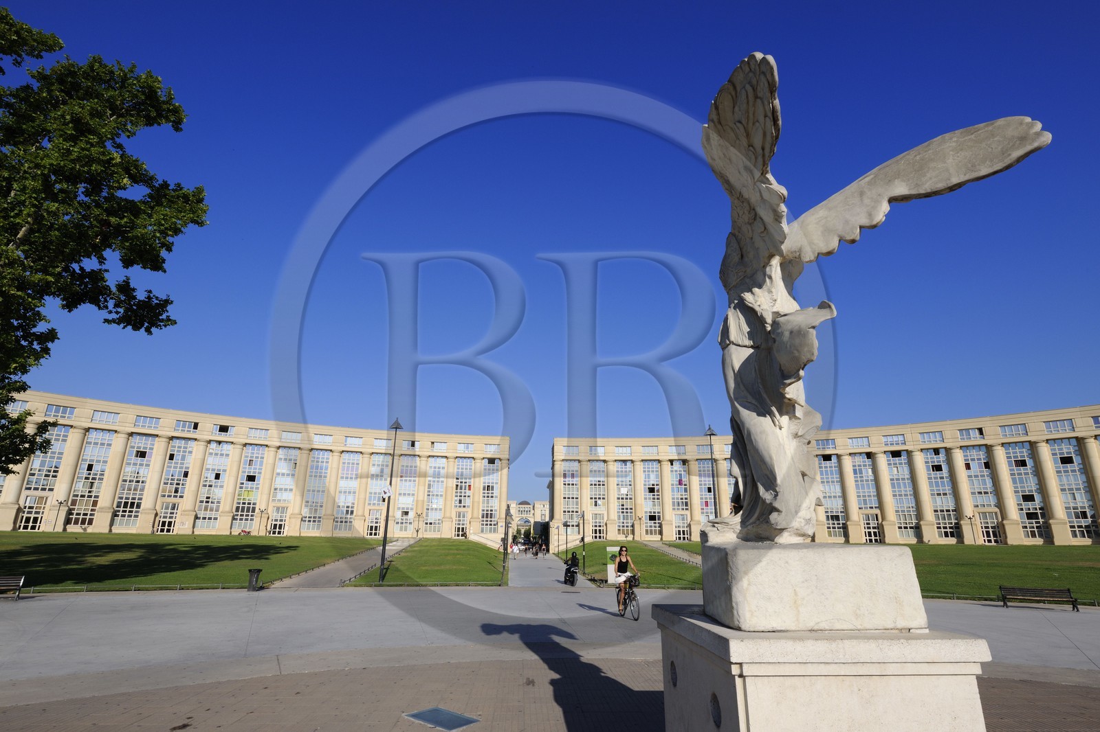 France, Hérault (34), Montpellier, quartier Antigone, Esplanade de l' Europe de l' architecte Ricardo Bofill et la réplique de la Victoire de Samothrace