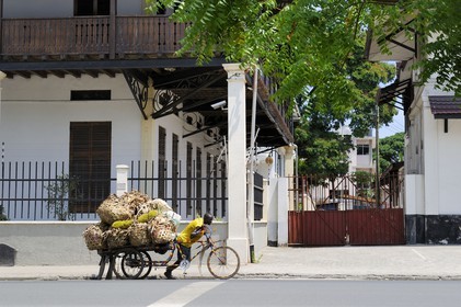 Tanzania, Dar es-Salaam, Loading of jackfruit in front of a house of the colonial era