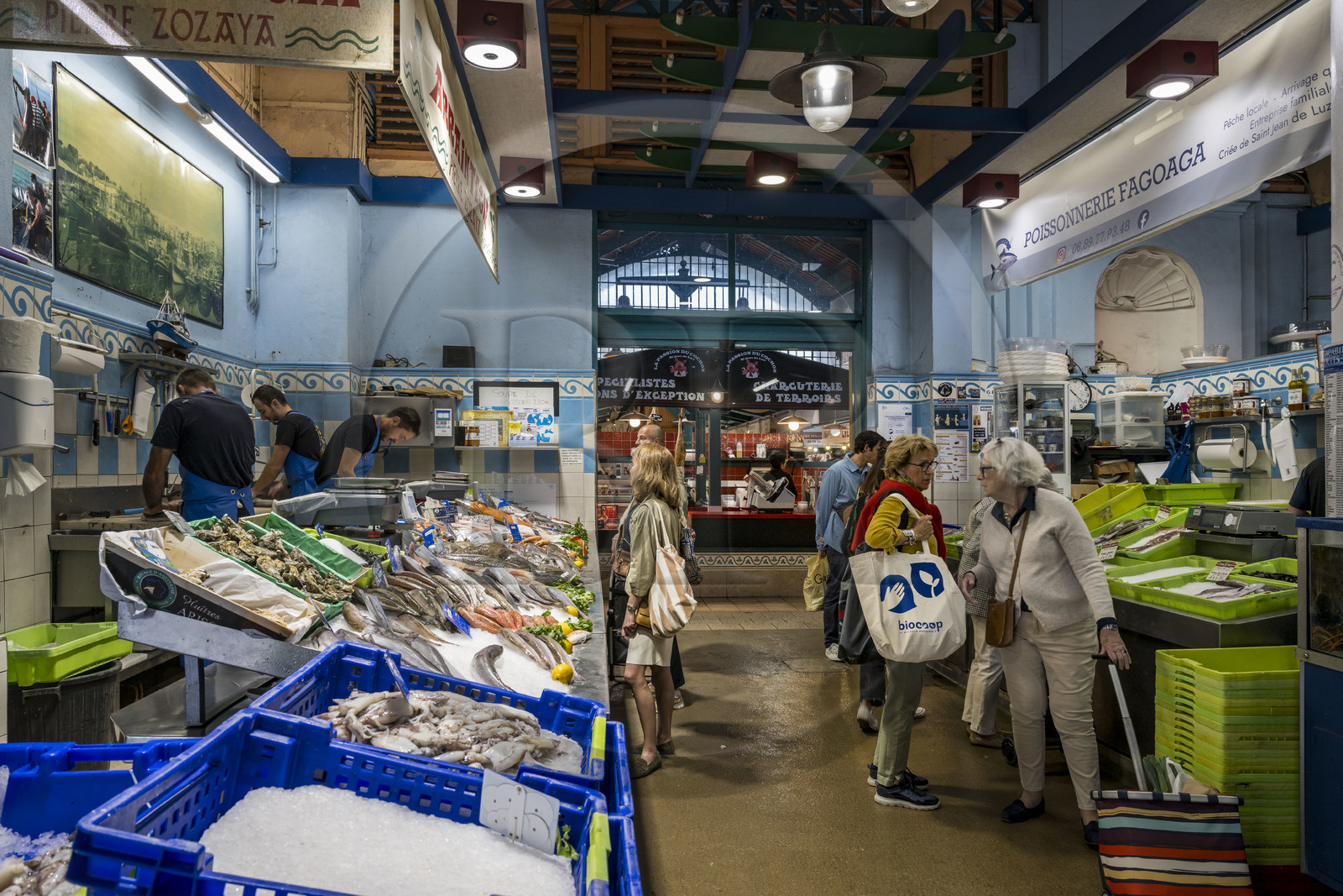 France, Pyrénées-Atlantiques (64), Pays-Basque, Saint-Jean-de-Luz, étal du marché couvert sous la halle France, Pyrénées-Atlantiques (64), Pays-Basque, Saint-Jean-de-Luz, étal du marché couvert sous la halle