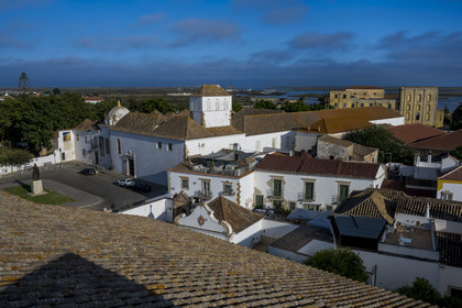 Portugal, Algarve, Faro, the old town, Afonso III statue in front of the Faro Municipal Museum in the former Nossa Senhora da Assuncao convent