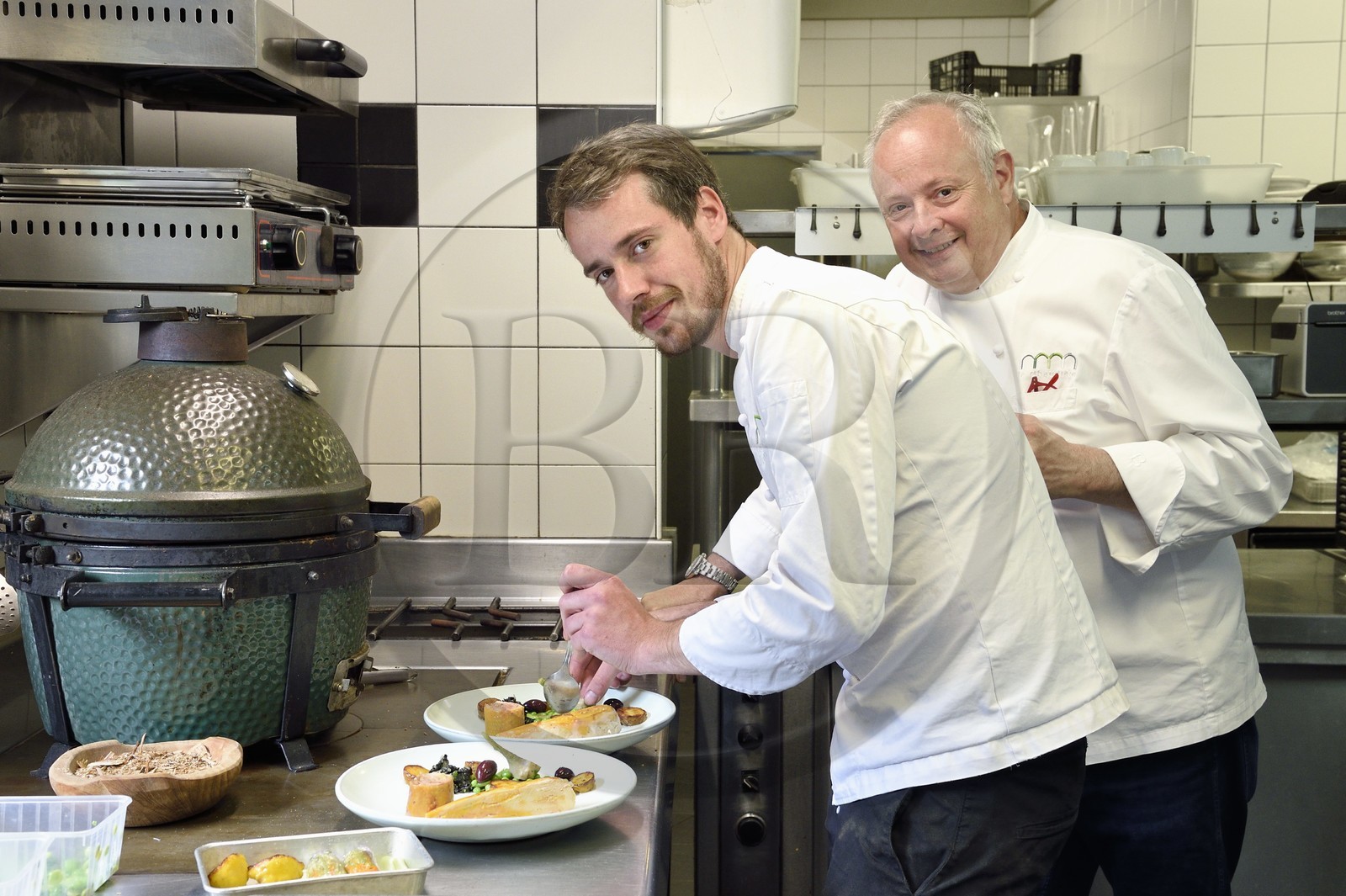 France, Charente (16), Bourg-Charente, restaurant La Ribaudière 1 étoile Michelin, le chef étoilé Thierry Verrat et son fils Julien, préparation du suprême de volaille de Barbezieux en 2 cuissons, confit et grillé au bois de barrique