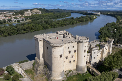 France, Bouches-du-Rhône (13), Tarascon, le chateau du roi René datant du XVe siècle en bordure du Rhone et la forteresse de Beaucaire en arrière plan sur l'autre rive (vue aérienne)