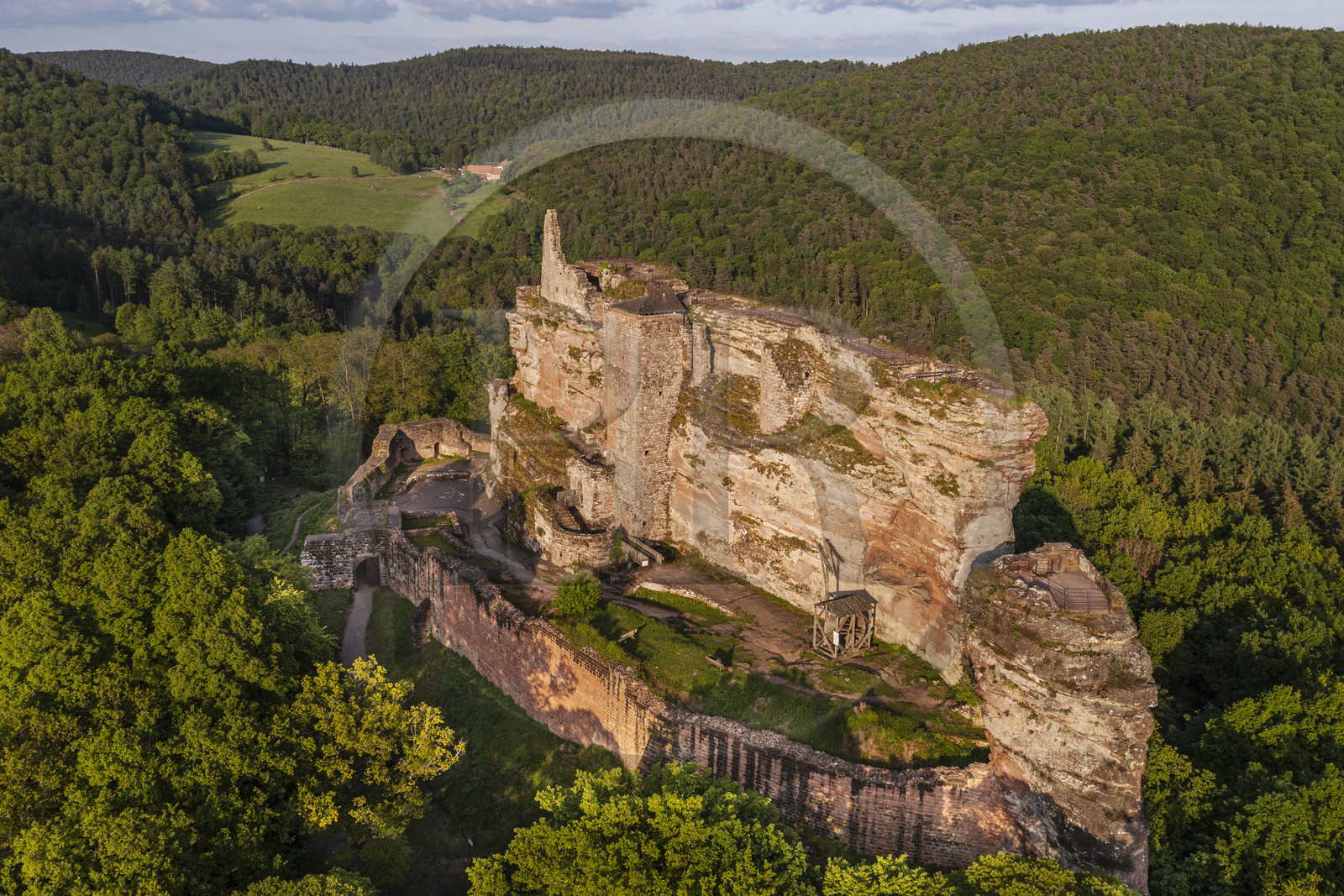 France, Bas-Rhin (67), Parc naturel régional des Vosges du Nord, Lembach, chateau de Fleckenstein (vue aérienne)