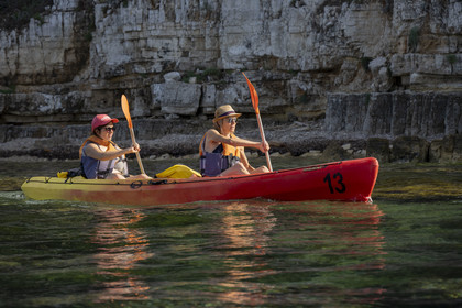 France, Alpes-Maritimes (06), Cannes, randonnée en kayak aux Iles de Lérins, en longeant la cote nord de l'Ile Sainte-Marguerite vers la Pointe du Vengeur