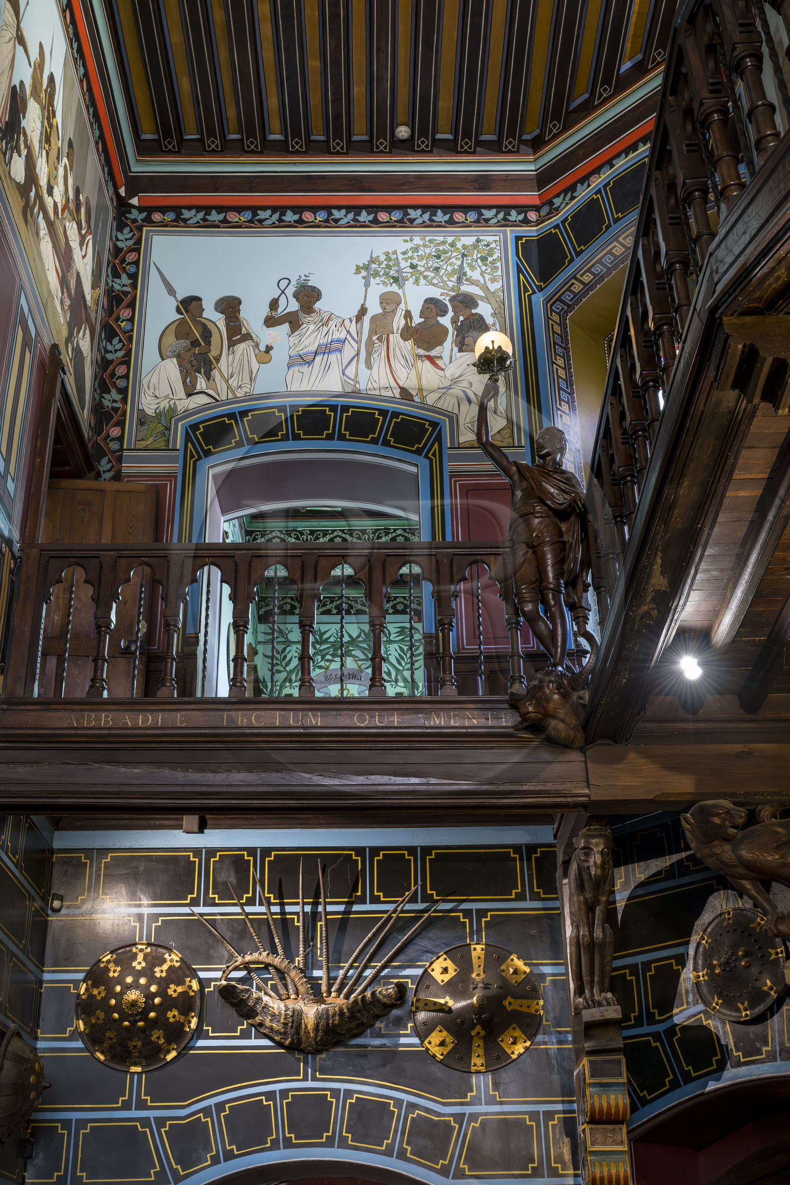 France, Pyrénées-Atlantiques (64), la côte du Pays-Basque, Hendaye, chateau d'Abbadia construit en 1870 par Eugène Viollet-le-Duc pour Antoine d'Abbadie d'Arrast, le vestibule avec ses peintures éthiopiennes et le grand escalier, statue porte-torchère représentant Abdullah ancien esclave ethiopien affranchi et mort sous la commune de Paris France, Pyrénées-Atlantiques (64), la côte du Pays-Basque, Hendaye, chateau d'Abbadia construit en 1870 par Eugène Viollet-le-Duc pour Antoine d'Abbadie d'Arrast, le vestibule avec ses peintures éthiopiennes et le grand escalier, statue porte-torchère représentant Abdullah ancien esclave ethiopien affranchi et mort sous la commune de Paris