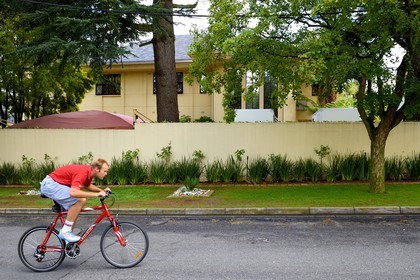 Afrique du Sud, province de Gauteng, Johannesburg, la maison de Mandela située dans l’agréable quartier calme et arboré de Houghton, elle est protégée par de hauts murs