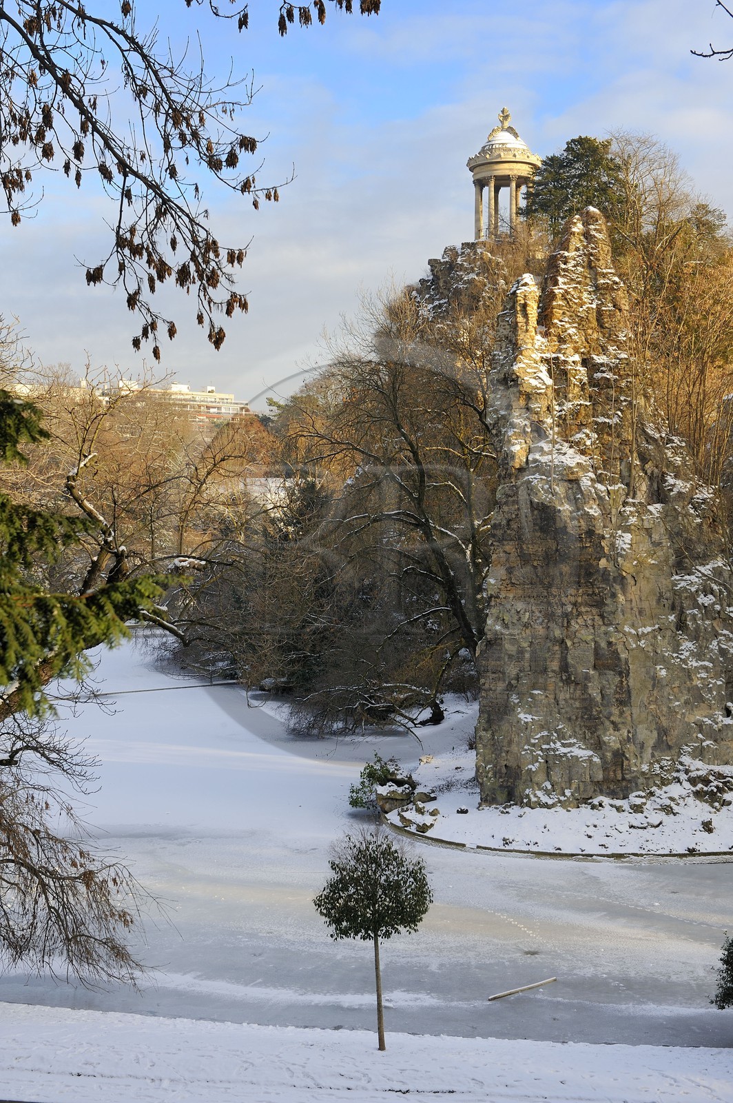 France, Paris (75), parc des Buttes Chaumont sous la neige