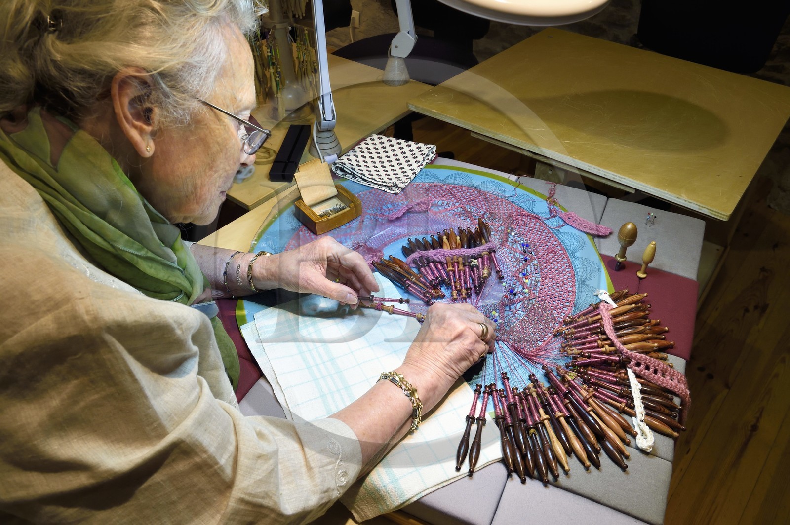 France, Haute-Loire (43), Brioude, atelier d'Art Couleurs Dentelle, la dentellière Irina Fougeron sur un carreau traditionnel, dentelle aux fuseaux