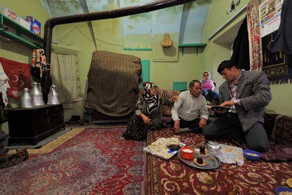 Turquie, Anatolie Centrale, province de Aksaray, Cappadoce, village de Dermici (Un village anatolien - Bizim köy: Récit d'un instituteur paysan (Terre humaine) de Mahmut Makal), la famille Ergin dans son foyer
