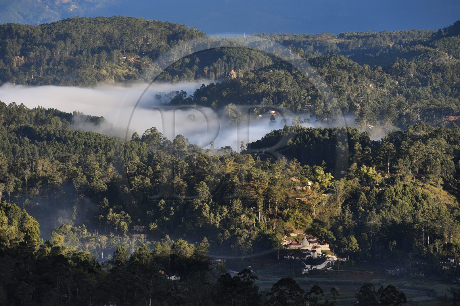 Sri Lanka, Province d'Uva, Haputale, temple bouddhiste dans la forêt sur les collines au nord de la ville