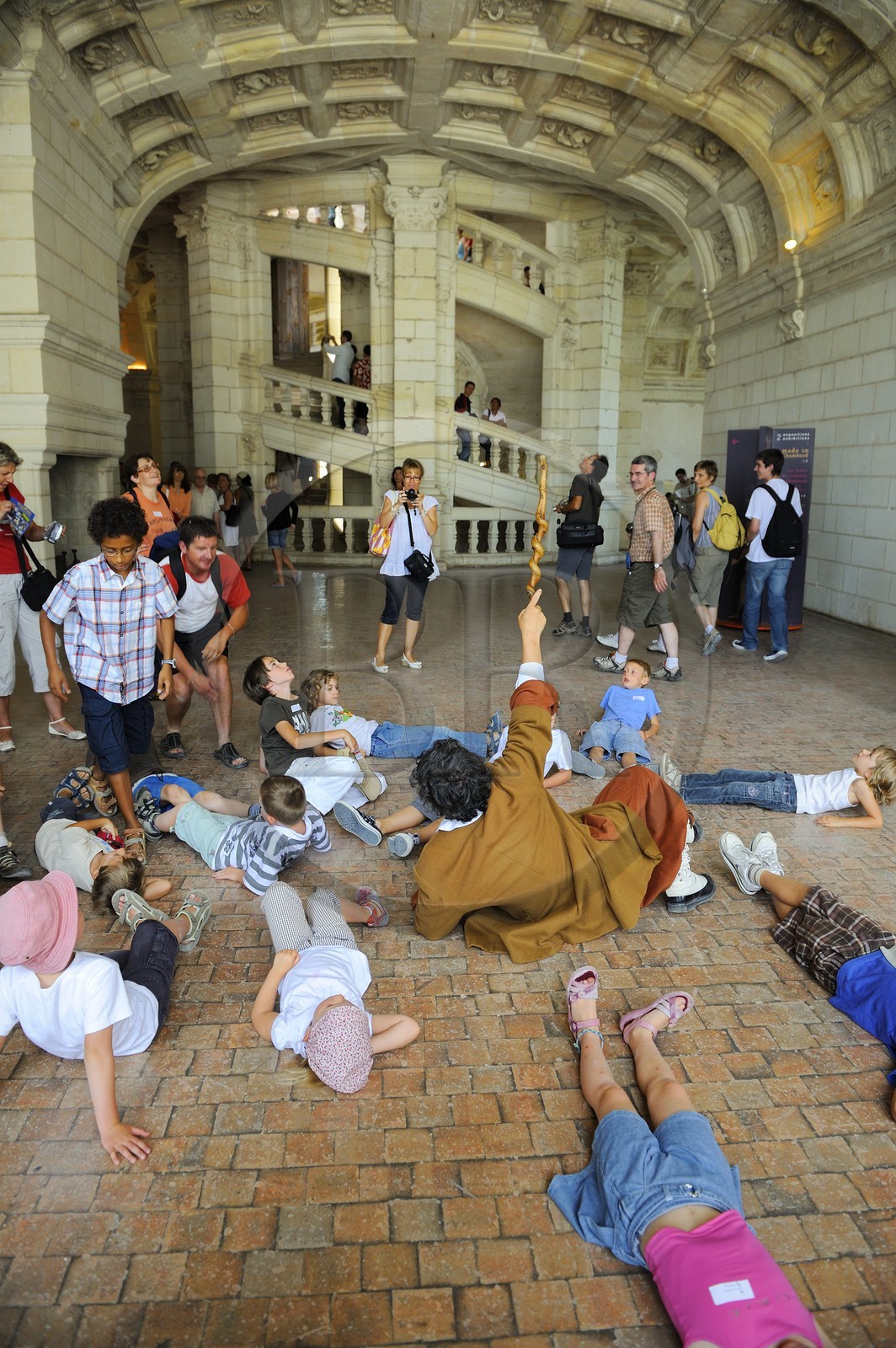 France, Loir et Cher (41), Vallée de la Loire classée Patrimoine Mondial de l' UNESCO, château de Chambord, visite guidée pour enfants en costume devant l'escalier à double révolution attribué à Léonard de Vinci