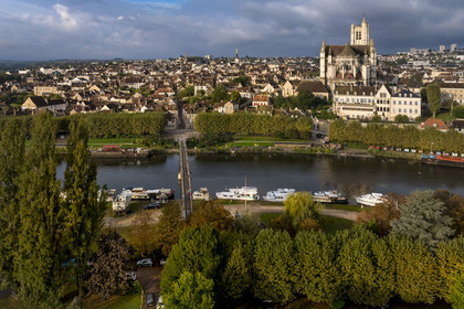 France, Yonne (89), Auxerre, la cathédrale Saint-Etienne, la Coulée verte cyclable en bordure de l'Yonne sur le quai face au port et la passerelle de la Liberté (vue aérienne)