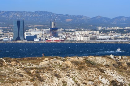 France, Bouches-du-Rhône (13), Marseille, Parc National des Calanques, Archipel des Iles du Frioul, Ile Ratonneau au premier plan, Grand Port Maritime de Marseille et la tour CMA CGM