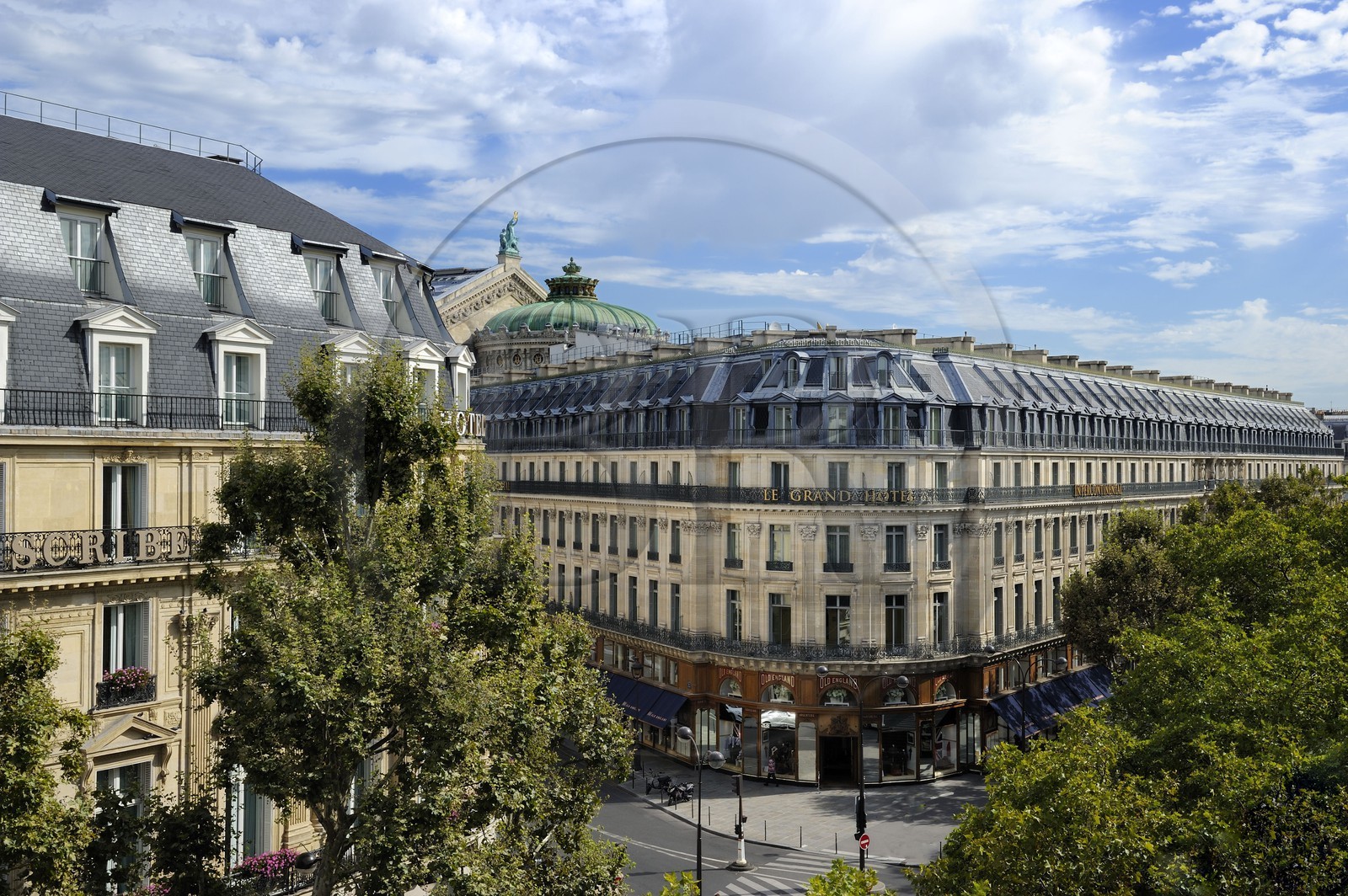 France, Paris (75),  hotel Scribe et Grand Hotel dans des immeubles haussmanniens sur le boulevard des Capucines