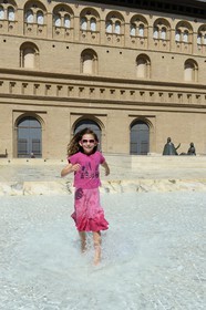 Espagne, Aragon, Saragosse, Plaza del Pilar, bassin et fontaine devant La Lonja