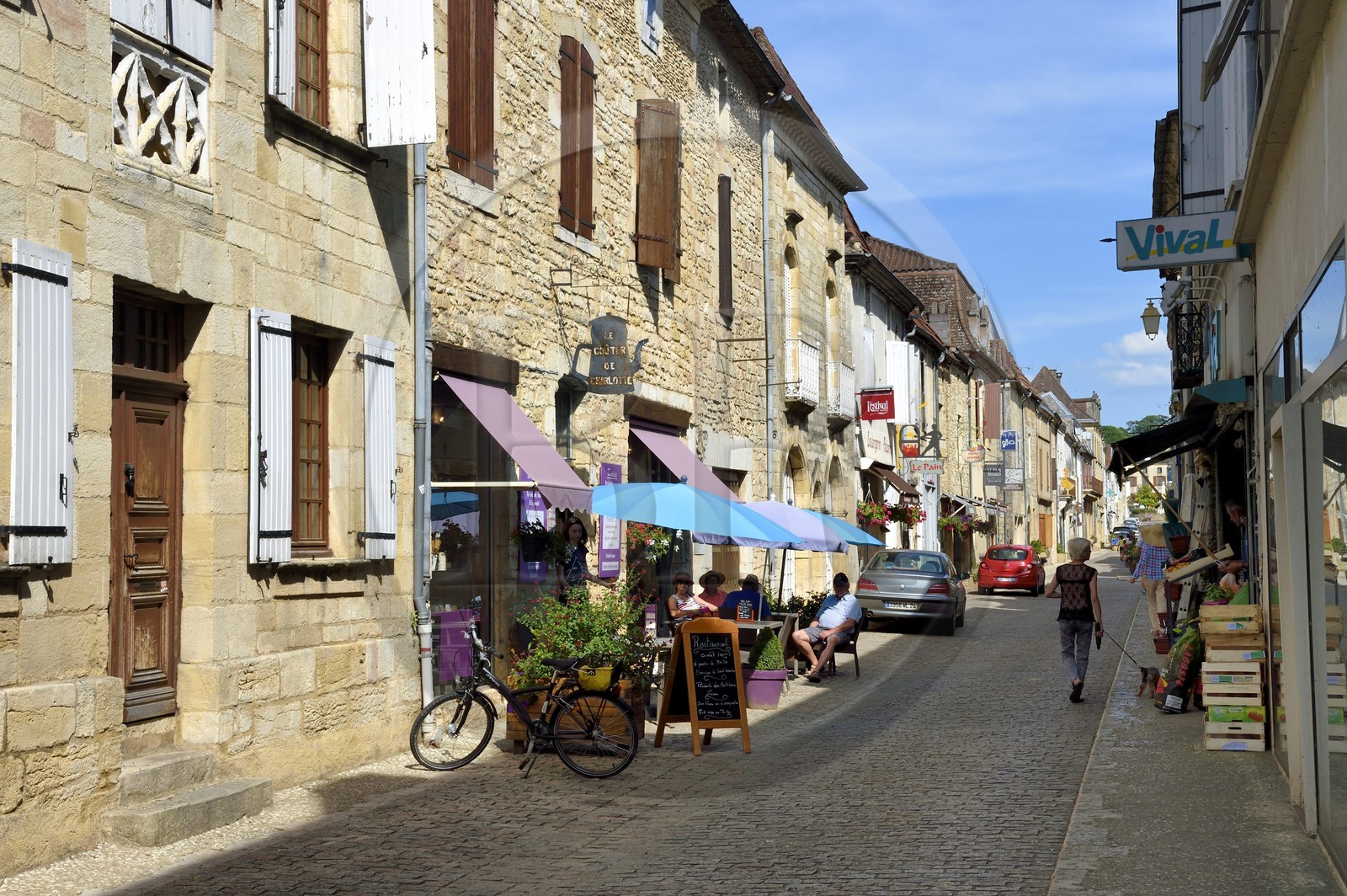 France, Dordogne (24), Périgord Noir, Villefranche-du-Périgord, la rue Notre-Dame qui est la rue principale