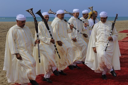 Maroc, région de l'Oriental, danse et musique traditionnelle la Reggada sur une plage