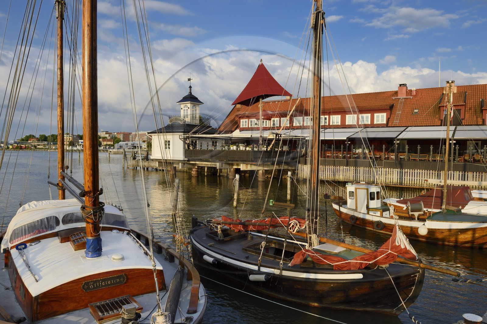 Suède, Västra Götaland, Göteborg (Gothenburg), le petit port et la jetée Klippans (Klippans angbatsbrygga) et le restaurant étoilé Michelin Sjömagasinet en arrière plan