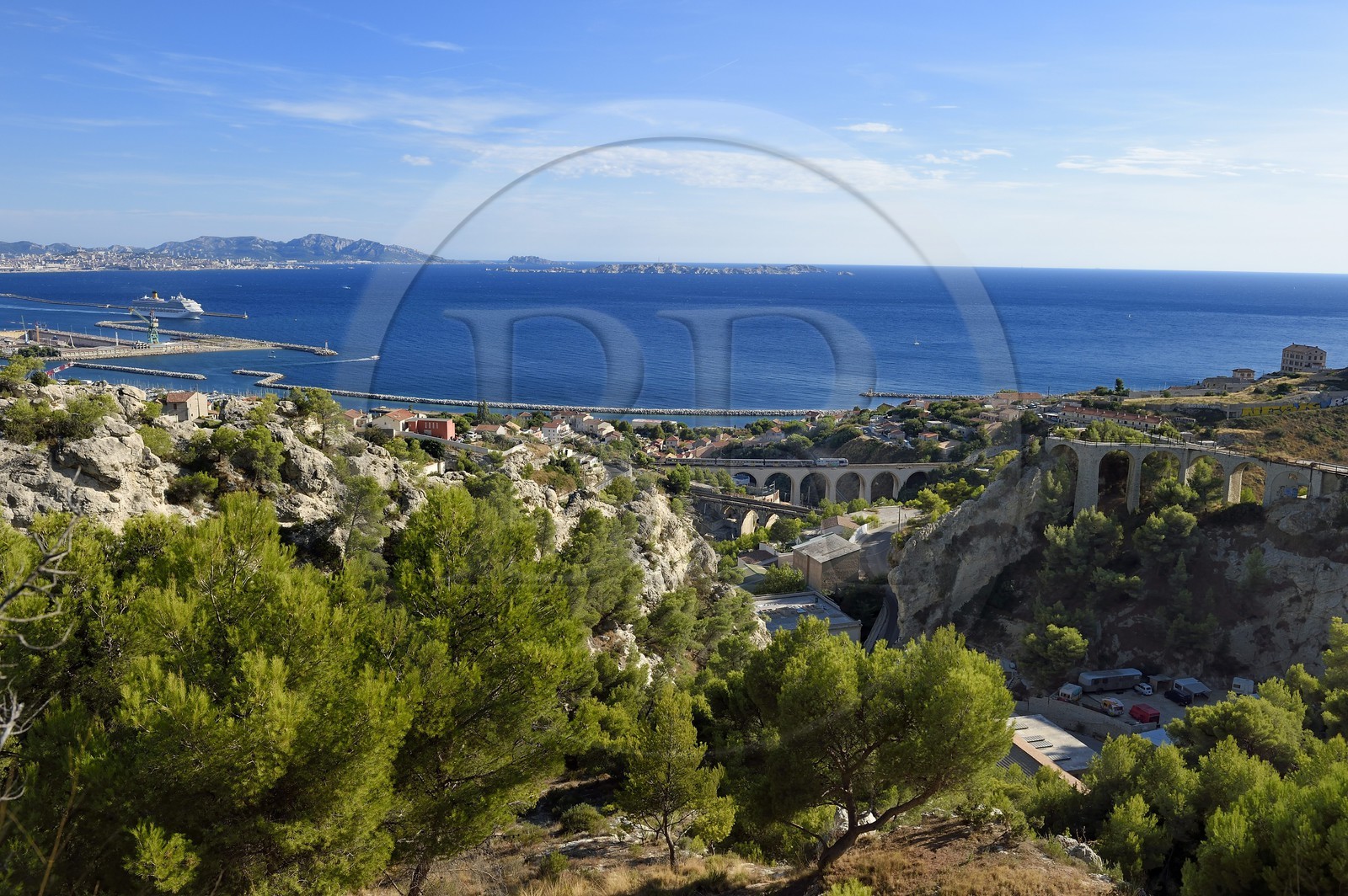 France, Bouches-du-Rhône (13), Marseille, 16e arrondissement, le Frioul depuis l'Estaque