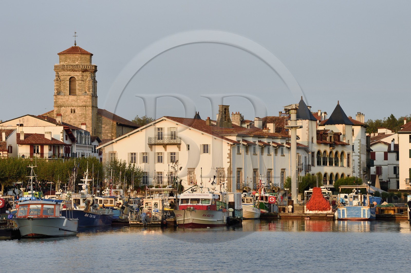 France, Pyrénées-Atlantiques (64), Pays-Basque, Saint-Jean-de-Luz, le port de pêche, la facade blanche de l'hotel de ville, la maison de Louis XIV à droite et l'église Saint-Jean-Baptiste en arrière plan
