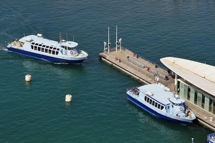 France, Var (83), Toulon, embarcadère de bateau-bus de la Station maritime quai Cronstadt sur le port