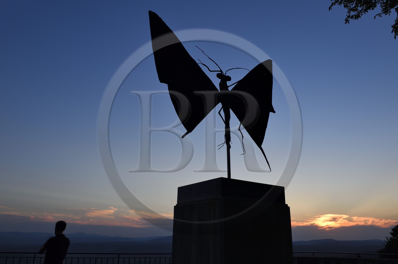 France, Var (83), La Dracénie, village de Tourtour, bronze appelé Flambé de Bernard Buffet sur l'esplanade de la mairie