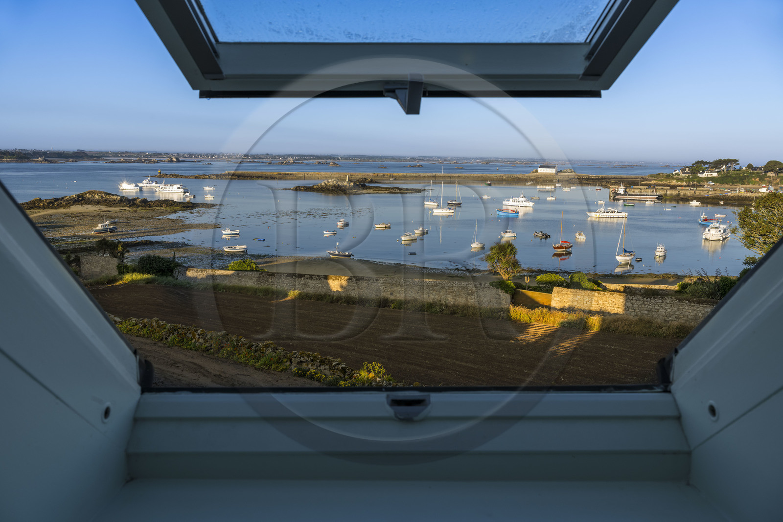 France, Finistère (29), Iles du Ponant, Ile de Batz, baie de  Porz-Kernok dans le chenal au petit matin