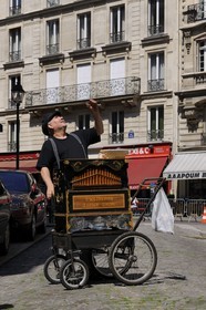 France, Paris (75), Gustave Corvers de Courcelles en Belgique, musicien de rue à l'Orgue de barbarie, dans les rues du 5ème arrondisement (web62 msn.com)