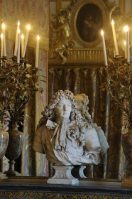 France, Yvelines (78), château de Versailles, classé Patrimoine Mondial de l'UNESCO, appartement du Roi, la chambre du Roi, buste de Louis XIV