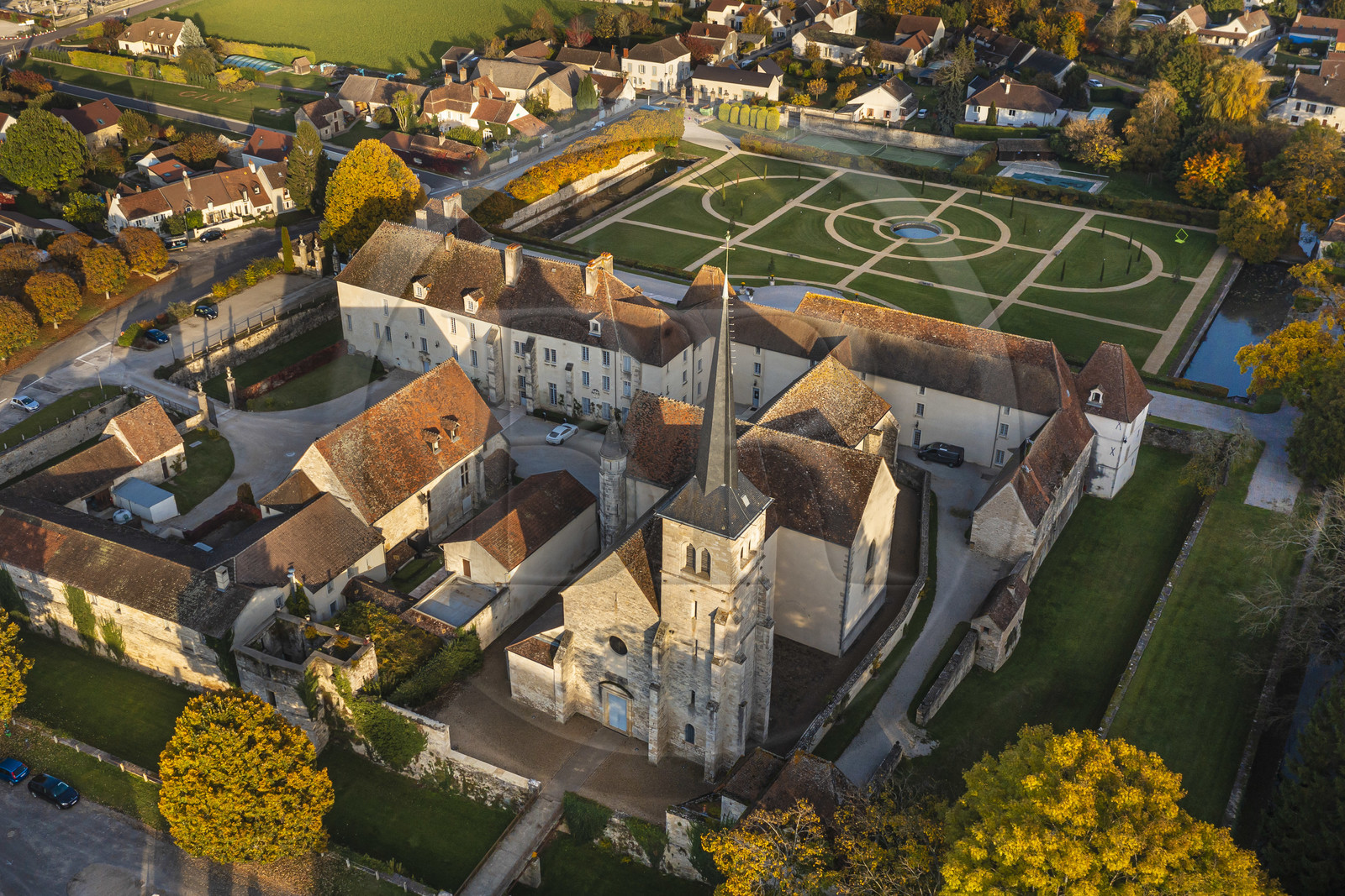France, Côte-d'Or (21), Paysage culturel des climats de Bourgogne classés Patrimoine Mondial de l'UNESCO, Route des Grands Crus, Gilly-les-Citeaux, le Chateau de Gilly, hotel de luxe et restaurant (vue aérienne)