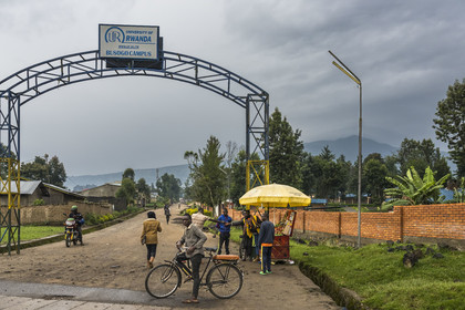 Rwanda, Province du Nord, District de Musanze (Ruhengeri), Busogo, campus de Busogo (Agriculture, science alimentaire, eaux et forêt) de l'université du Rwanda et le mont Karisimbi dans les montagnes des Virunga où vivent les gorilles