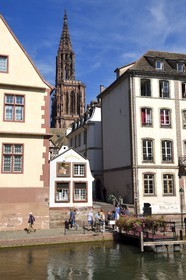 France, Bas Rhin, Strasbourg, banks of Ill River at the end of the impasse of the Grande Boucherie, the winstub the Pfifferbriader and the cathedral Notre-Dame in the background