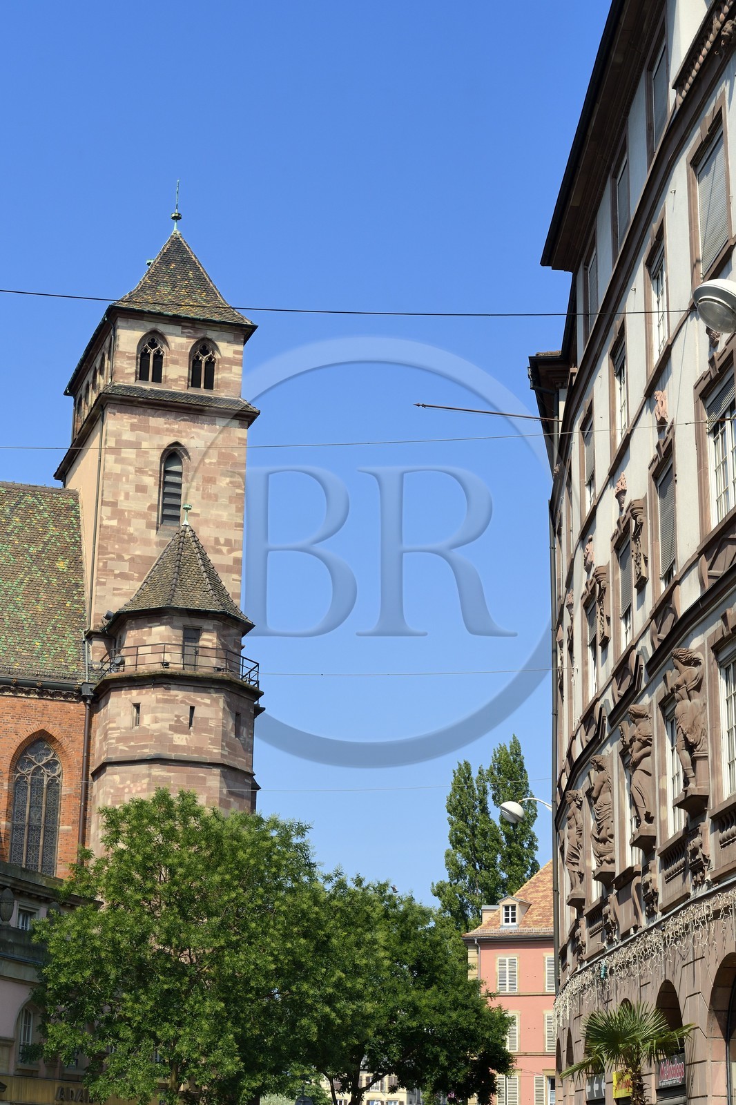France, Bas-Rhin (67), Strasbourg, vieille ville classée au Patrimoine Mondial de l'UNESCO, La Grande Percée de 1908 dans le plan de la Neustadt, l’église St-Pierre-le-Vieux au début de la rue du 22 Novembre France, Bas-Rhin (67), Strasbourg, vieille ville classée au Patrimoine Mondial de l'UNESCO, La Grande Percée de 1908 dans le plan de la Neustadt, l’église St-Pierre-le-Vieux au début de la rue du 22 Novembre