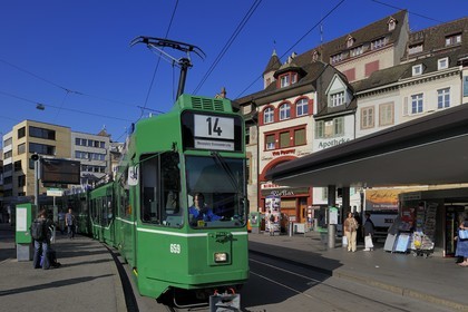 Suisse, Bâle, tram sur la Barfüsserplatz