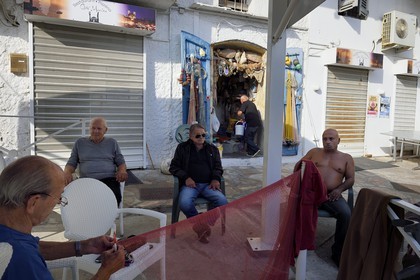 France, Haute-Corse (2B), Bastia, quartier de Terra-Vecchia, réunion d'anciens pêcheurs devant leur QG sur le Vieux-Port