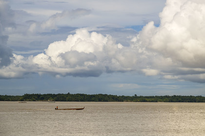 France, Guyane, Saint-Laurent-du-Maroni, pirogue sur le fleuve Maroni, frontière naturelle avec le Suriname en arrière plan