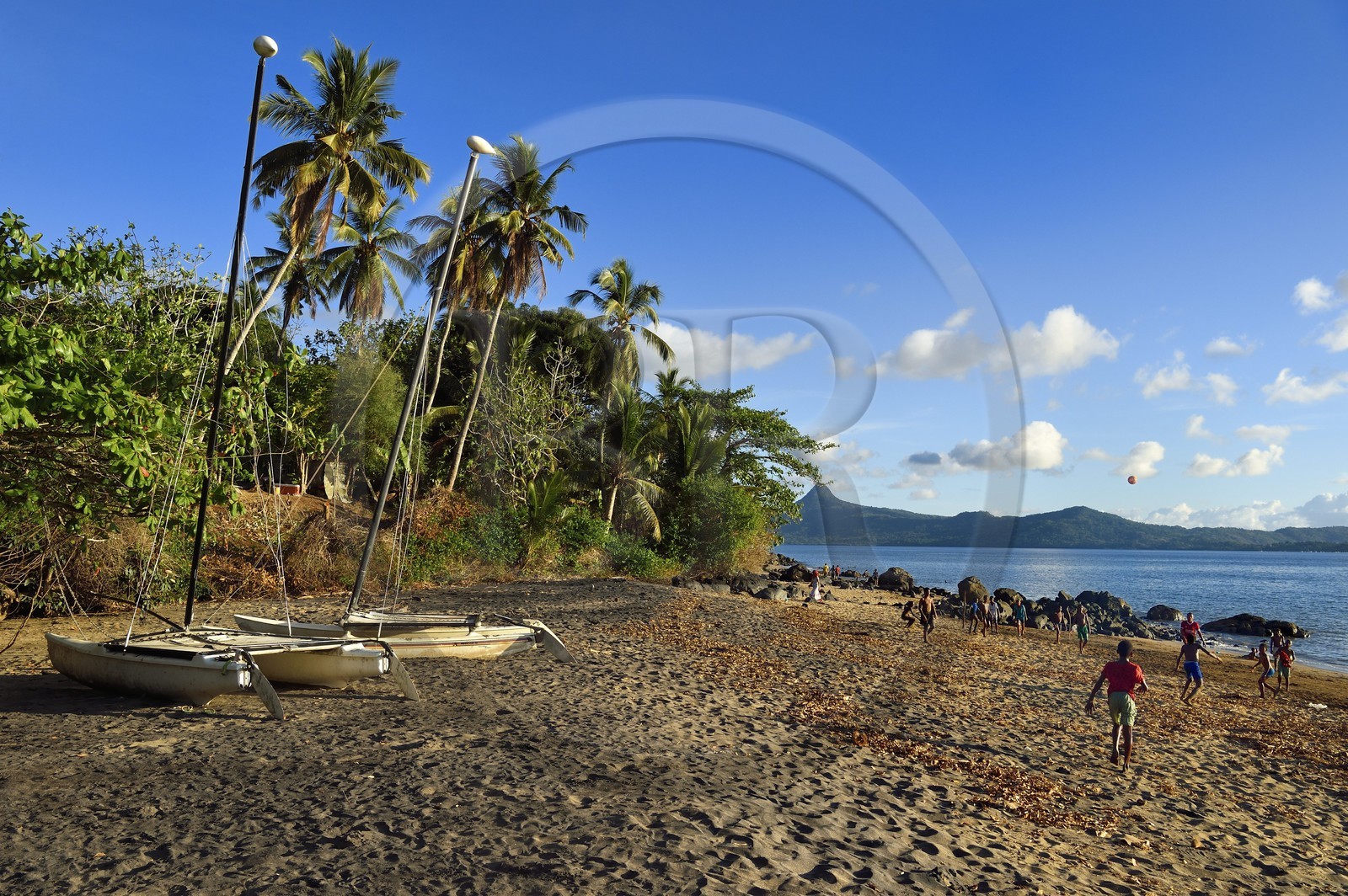 France, Ile de Mayotte, Grande-Terre, Sada, enfants jouant au football sur Tahiti plage (Mtsagnougni) dans la baie de Bouéni