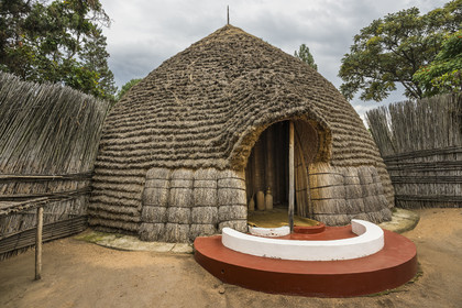 Rwanda, Province du Sud, Nyanza, musée du Palais royal Rukari, palais traditionnel du roi Mutara III Rudahigwa dans une hutte traditionnelle appellée Rugo, la hutte du lait